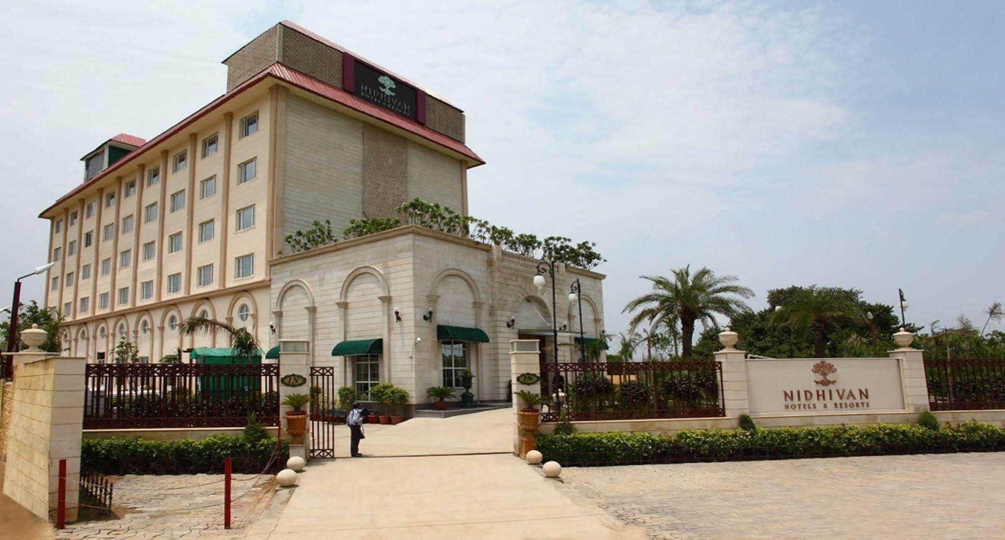 Hotel Nidhivan Sarovar Portico 4*