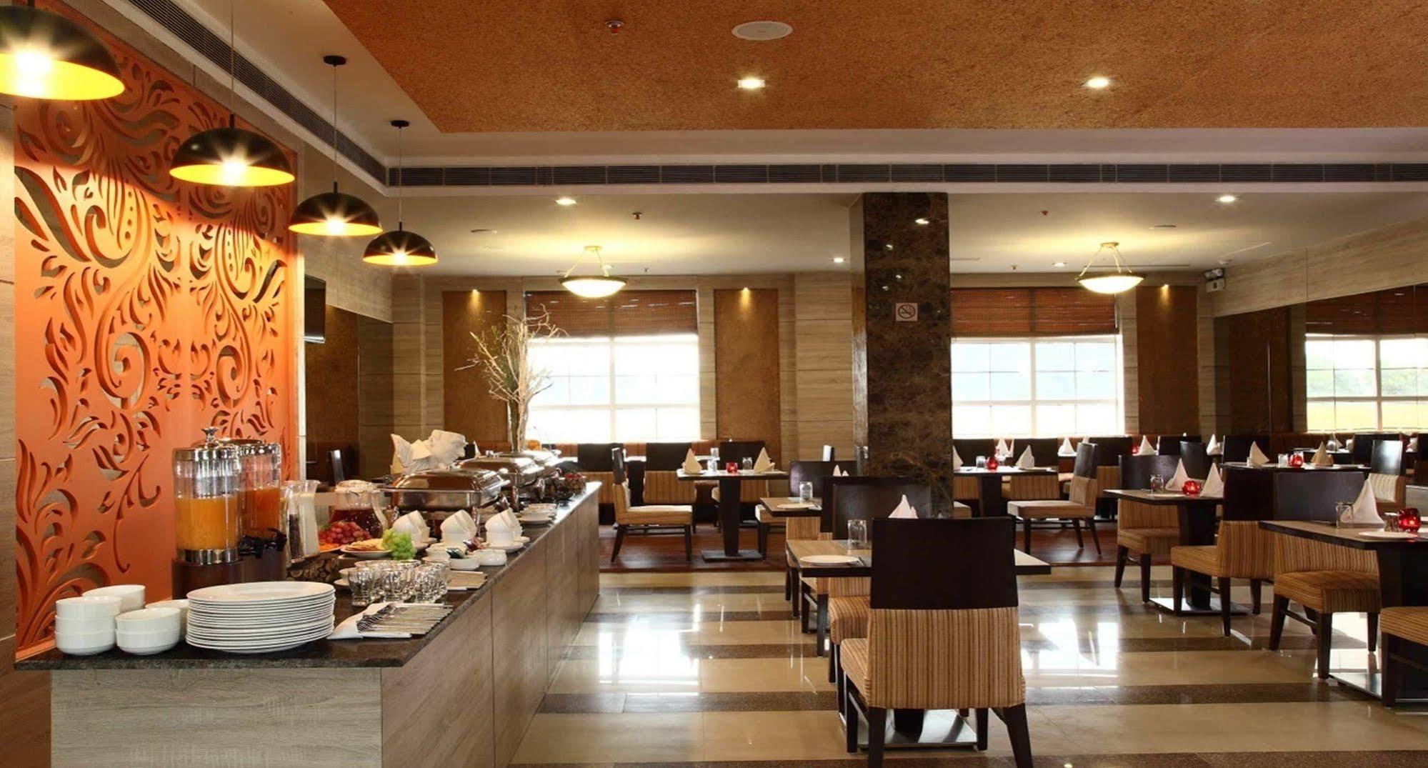 Hotel Nidhivan Sarovar Portico 4*