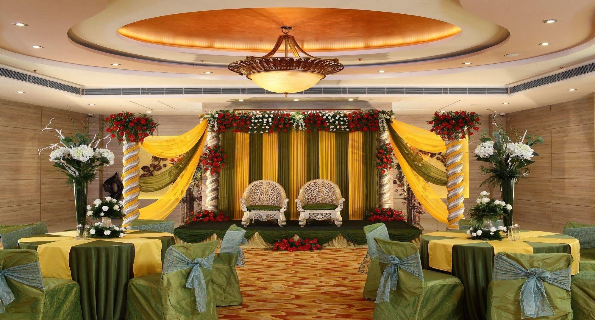 Nidhivan Sarovar Portico 4*